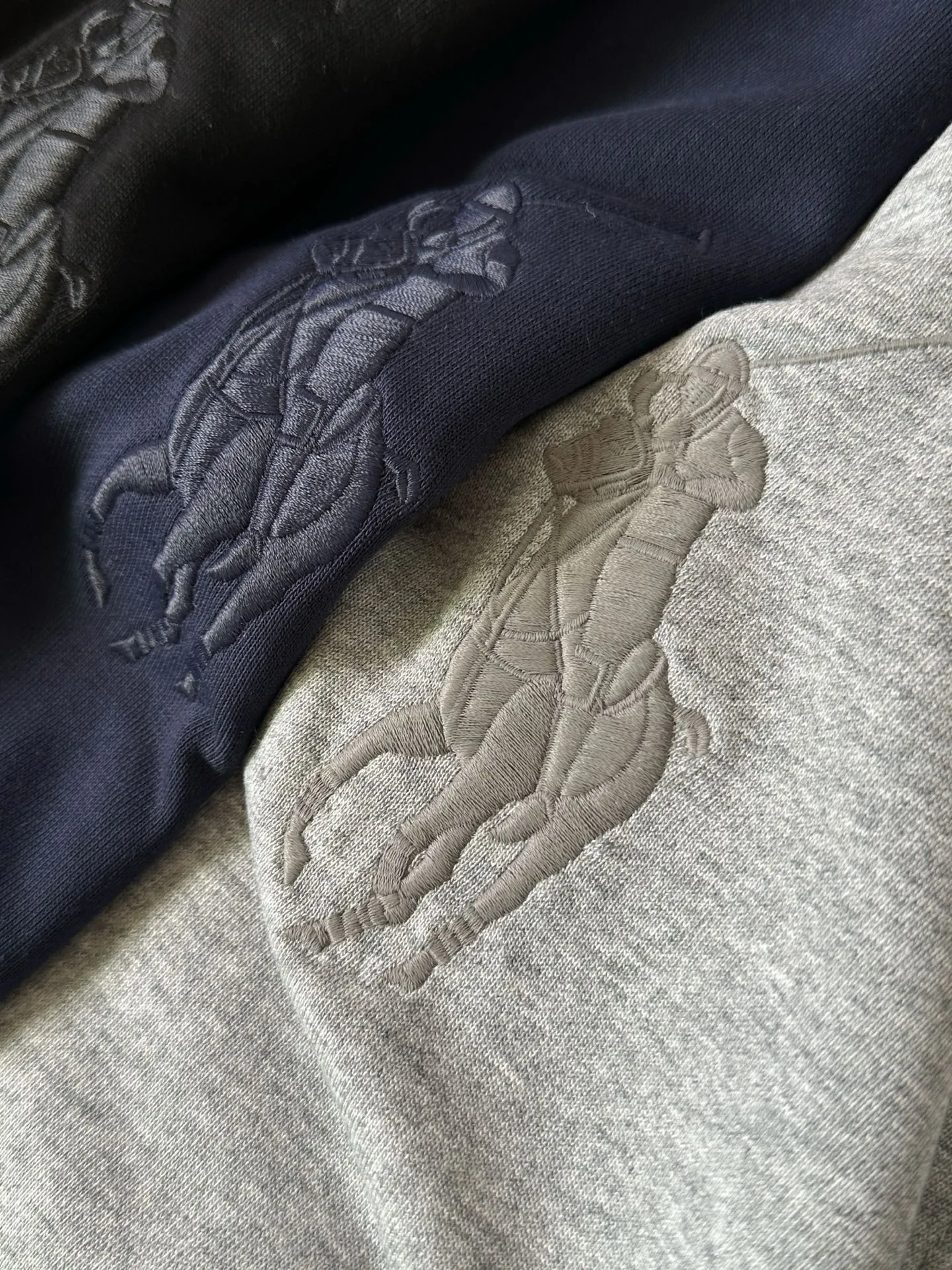 P210 Style No.: RL019] RalphLauren/Ralph Lauren 2025 new autumn and winter bear embroidered terry sweatshirt in the same color. Ralph Lauren’s age-reducing item. The coat fabric is made of 60% cotton➕40% polyester. It not only retains the softness, comfort and breathability of cotton, but also adds the wear resistance and wrinkle resistance of polyester fiber, making the clothes more durable and easy to care for. Even in slightly cooler weather, you won't feel stuffy when wearing it. This kind of fabric has a natural crisp feel and is not easy to pill or deform. The bear embroidery on the chest is the same color as the fabric. The color is full, full of three-dimensionality, and lifelike, adding a bit of liveliness and interest to the whole sweatshirt. There is no pressure to dress, regardless of age or gender. Complete accessories! Color: navy, black, floral gray Size: S-xL S shoulder width 53 bust 110 length 67 sleeve length 58 M shoulder width 54 bust 114 length 69 sleeve length 59 L shoulder width 55 bust 118 length 71 sleeve length 60 xL shoulder width 56 bust 122 length 73 sleeve length 61